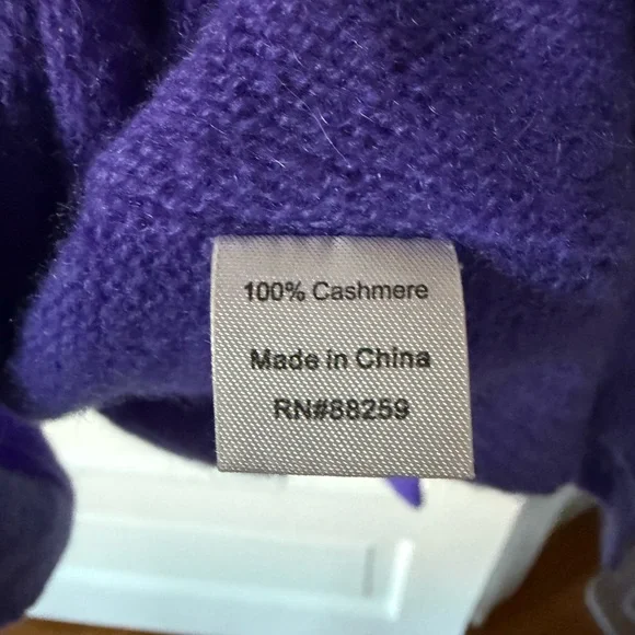 Subtle Luxury Women's Cashmere V-Neck Sweater in Vibrant Purple size S/M - Picture 2 of 4